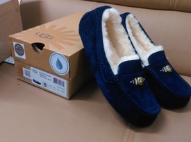 Saks off 5th購(gòu)入一雙UGG Australia Ansley施華洛世奇水晶女平底鞋