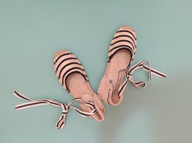 沒(méi)有露臉圖，但有美腿秀，小清新Soludos漁夫鞋！