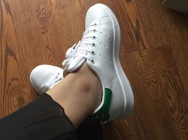 好白的綠尾大童小白鞋~總算是趕在七夕前到貨了。。。。adidas阿迪達(dá)斯綠尾