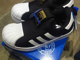 化妝棉、貝親塑料奶瓶、貝殼粉、pitta口罩外加2雙adidas一腳蹬