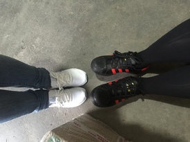 1+1=2  因緣巧合的母女鞋，哇咔咔。adidas大童款貝殼頭黑紅配色4碼。new balance Flash系列 V1 女款跑鞋35碼