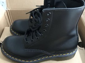 扮酷怎么少的了一双Dr. Martens  马丁靴