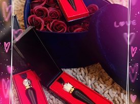 女人的口紅永遠(yuǎn)不嫌多Christian Louboutin蘿卜丁女王權(quán)杖口紅黑管套盒