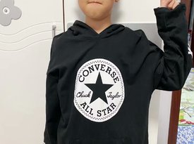 酷帥boy！曬曬CONVERSE 匡威 這款經(jīng)典LOGO系列 兒童純色衛(wèi)衣