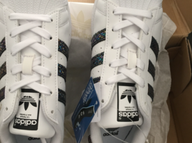 adidas阿迪達(dá)斯 貝殼頭就算爛大街也是因?yàn)槊姥健?></span>
                <span id=