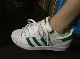 Adidas大童綠尾，第一次海淘的鞋子，到手318。腳長(zhǎng)22.5，穿4碼合適。冬天的一抹綠，很漂亮，做工也不錯(cuò)，不知道是不是牛皮，有點(diǎn)硬，但是復(fù)原性很強(qiáng)。重點(diǎn)顯腿長(zhǎng)，還便宜！！。#在倉(cāng)庫(kù)匆匆拍#
