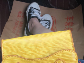 一只小小的ASOS包。