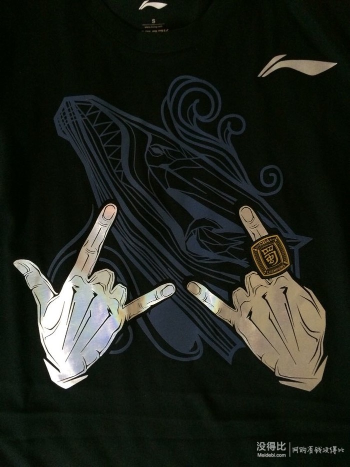 手势的意思是"爱与和平",中间是我川蓝鲸队徽logo的图腾.