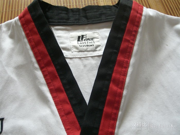 v字领,红黑相间.