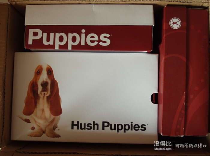 打开箱子,三个鞋盒码的挺整齐,也没有压坏什么的,暇步士的小狗很萌