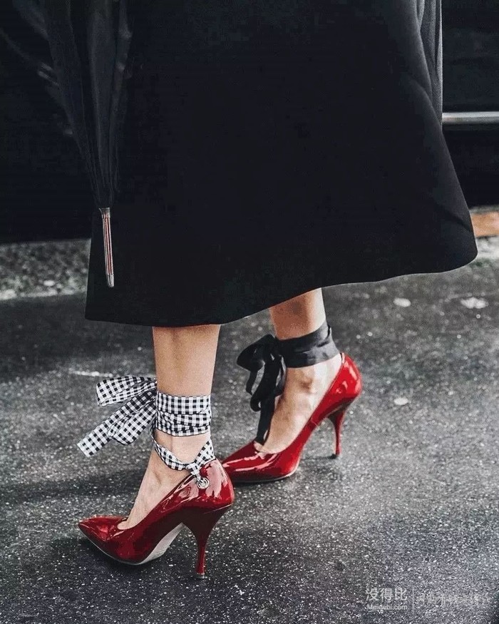 红色鞋子怎么搭配这五种不同类型的红鞋就能点亮全身